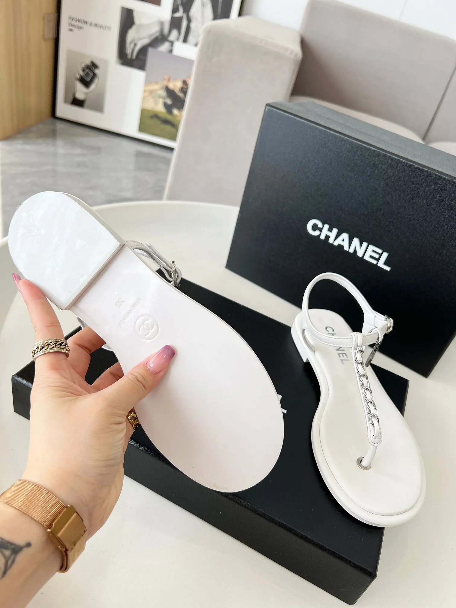 👟👟Ex-factory price 380👟👟 Genuine leather sole +40 CHANEL2025 Xiaoxiang new classic flip-up sandals👡 👄Original 1:1 molded logo🧡Exudes lasting charm Xiaoxiang sandals👡Vivid intellectual elegance👥Brings out the unique beauty of women👩‍🦰 Fabric: Sheepskin Lining: Imported sheepskin , Outsole: Rubber outsole (leather outsole) Color: black/apricot/white, code number: 35-40 (41-41 customization is non-returnable and non-exchangeable) Leather outsole, rubber sole